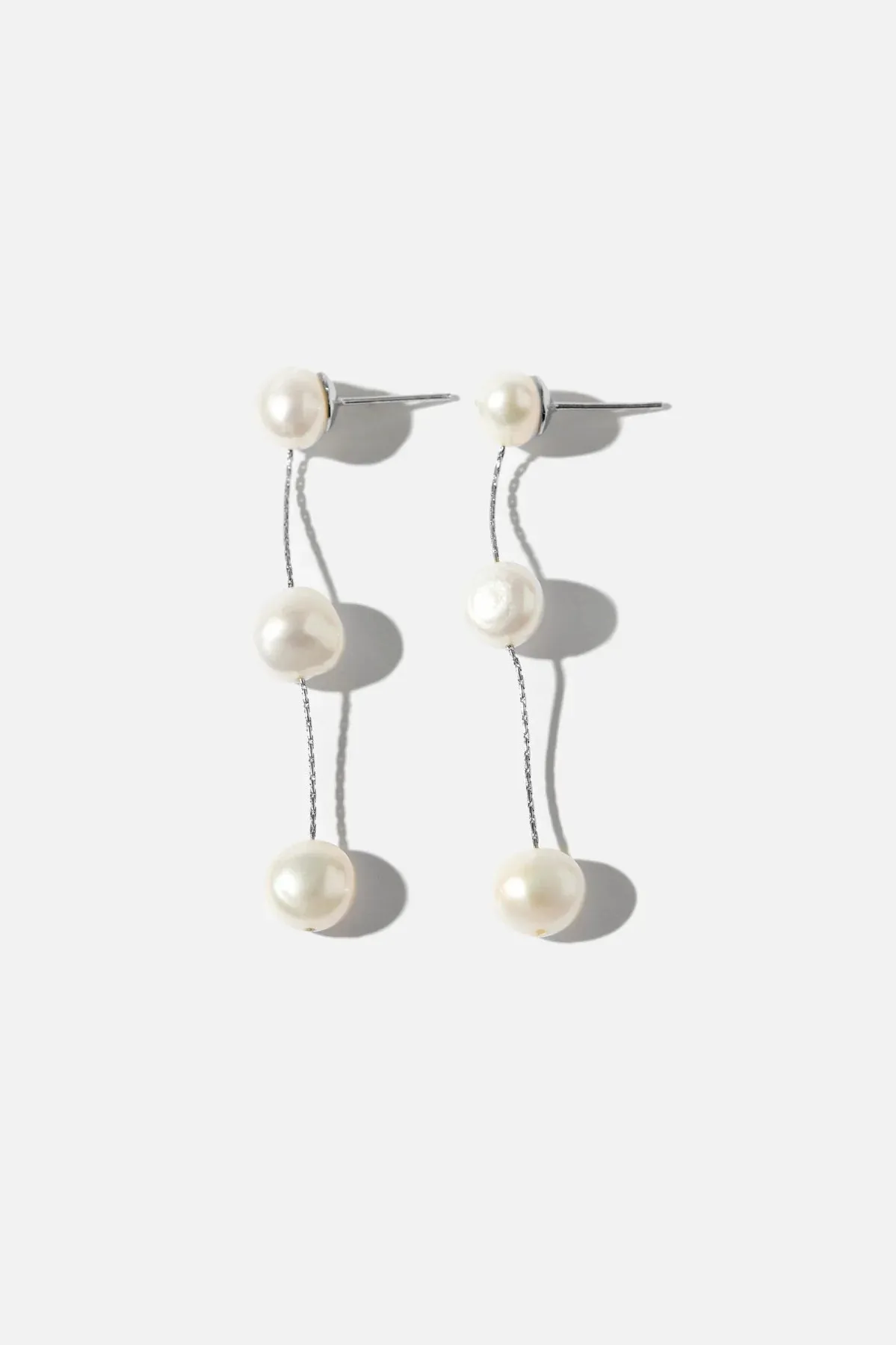 Amélie George FRESHWATER IMOGEN - LONG PEARL CHAIN WEDDING EARRINGS - SILVER