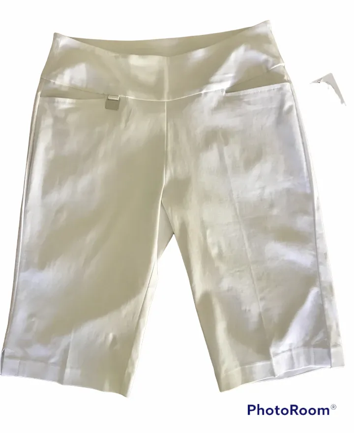 Pull-On Bermuda Short - White